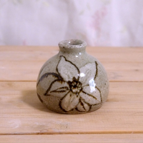 お花の小壺 「鉄線」（陶器の一輪挿し） 2枚目の画像