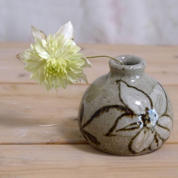 お花の小壺 「鉄線」（陶器の一輪挿し） 一輪挿し・花瓶・花器