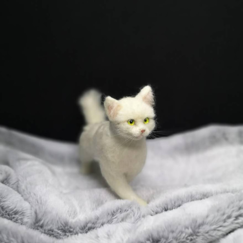 羊毛フェルト　白猫　お手手ないないポーズ　猫　一点物 羊毛フェルト 白猫 お手手ないないポーズ 猫 一点物 - メルカリ