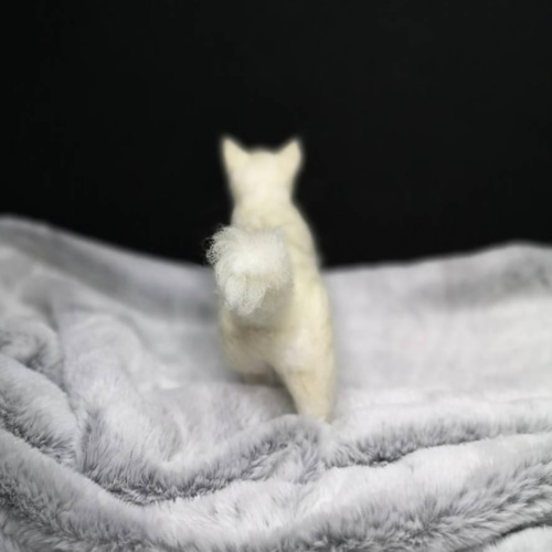 羊毛フェルト　白猫　お手手ないないポーズ　猫　一点物 ☆マリンの家☆羊毛フェルト 猫 白猫～歩きポーズ ハンドメイド