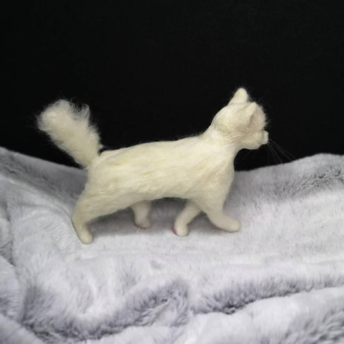羊毛フェルト　白猫　お手手ないないポーズ　猫　一点物 羊毛フェルト 白猫 お手手ないないポーズ 猫 一点物 - メルカリ