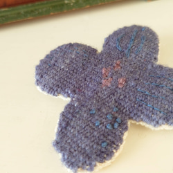 お花の手織りブローチ　　青紫 3枚目の画像