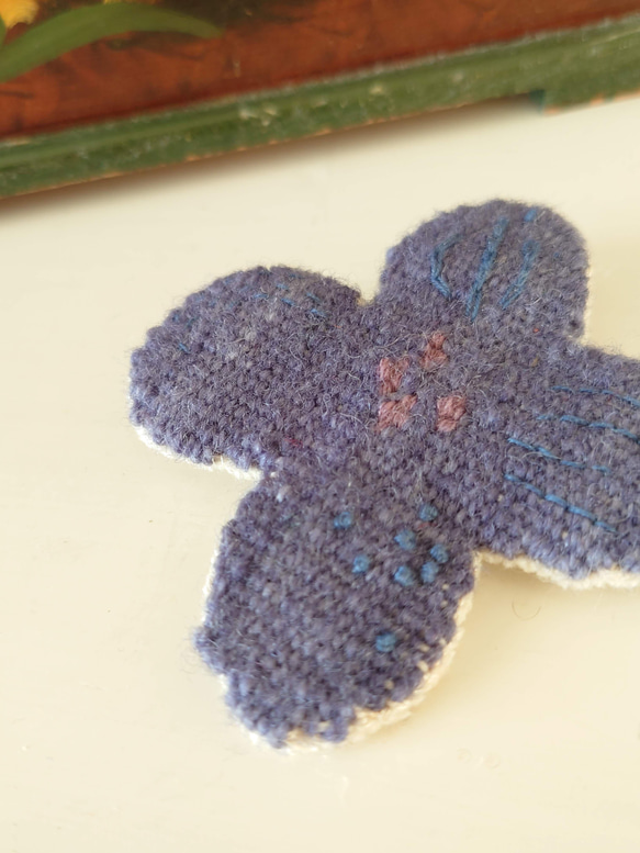 お花の手織りブローチ　　青紫 3枚目の画像