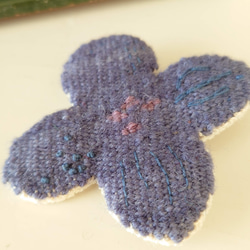 お花の手織りブローチ　　青紫 2枚目の画像