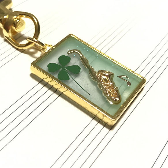 金具変更ＯＫ★サックス　四葉のクローバー　楽器キーホルダー　蓄光 2枚目の画像