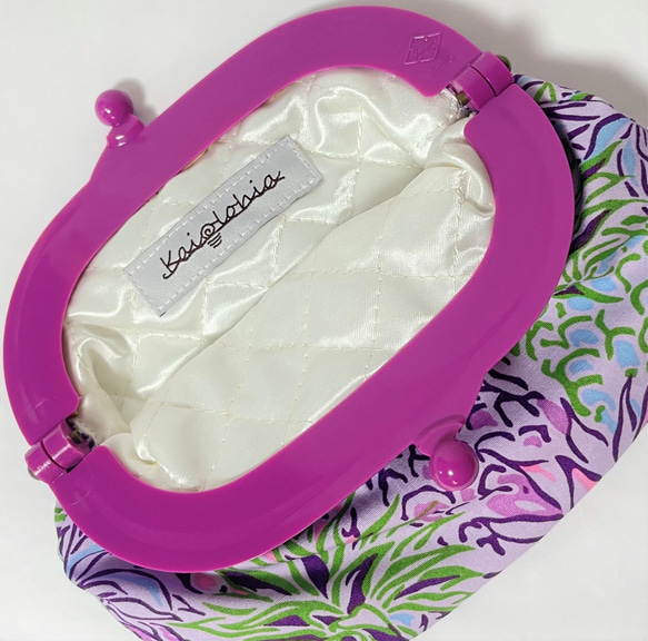 がま口ポーチM（コスメポーチ）　ハワイアン生地にプラスチックがま口でポップなポーチ 3枚目の画像