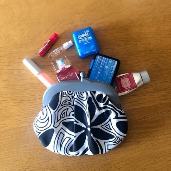 がま口ポーチM（コスメポーチ）　ハワイアン生地にプラスチックがま口でポップなポーチ 4枚目の画像