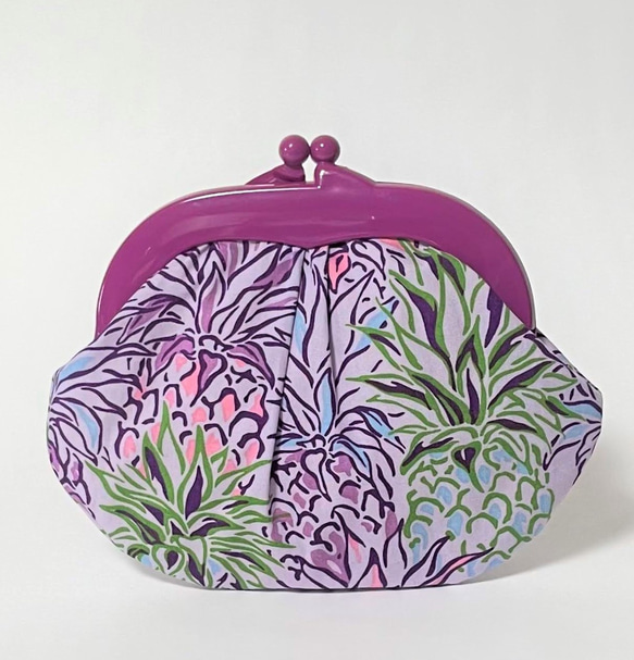 がま口ポーチM（コスメポーチ）　ハワイアン生地にプラスチックがま口でポップなポーチ 2枚目の画像