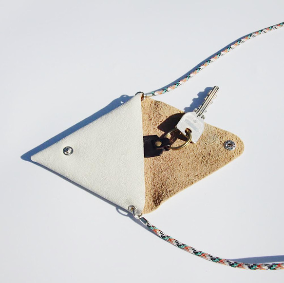 【即日発送】三角型のミニポーチ「Paracord Triangle Case (white)」 4枚目の画像