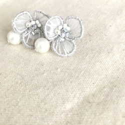 ❄️スノーパールのお花ピアス【立体刺繍】 2枚目の画像