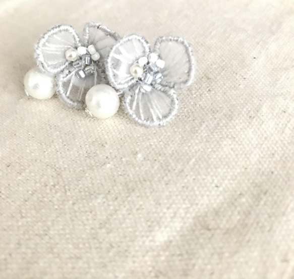 ❄️スノーパールのお花ピアス【立体刺繍】 2枚目の画像