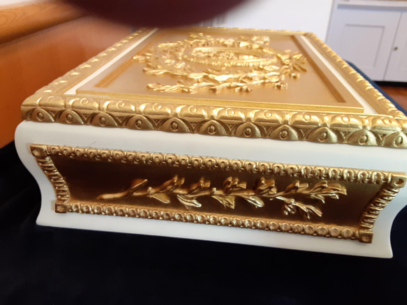 金彩フランスロココ彫刻宝石箱（花瓶＆月桂樹） 金彩フランスロココ彫刻宝石箱 花瓶＆月桂樹