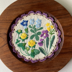 春の草花　花の刺繍の飾り布　壁飾り　壁掛け　タペストリー　ウォールデコ　ドイリー 4枚目の画像