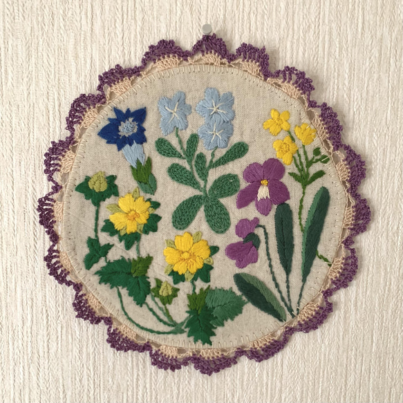 春の草花　花の刺繍の飾り布　壁飾り　壁掛け　タペストリー　ウォールデコ　ドイリー 3枚目の画像