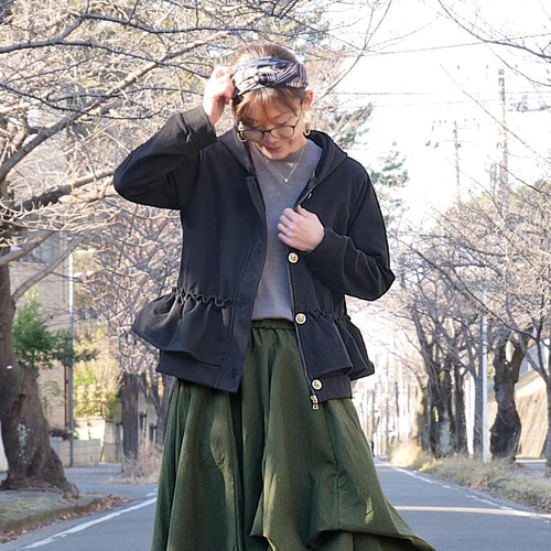 お値下げ＊バックフリルデザイン＊ZIP×お月様模様の手彫りボタン＊裏地 
