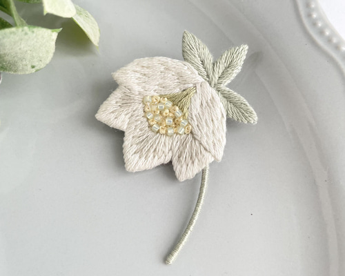 受注制作］クリスマスローズの刺繍ブローチ＊白 ブローチ