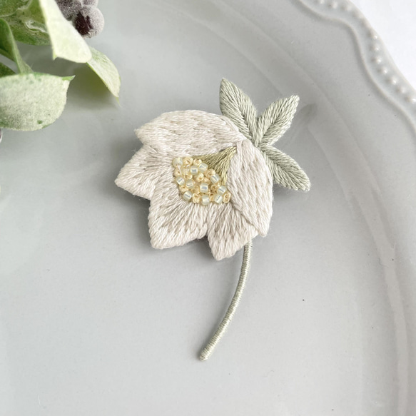 受注制作］クリスマスローズの刺繍ブローチ＊白 ブローチ