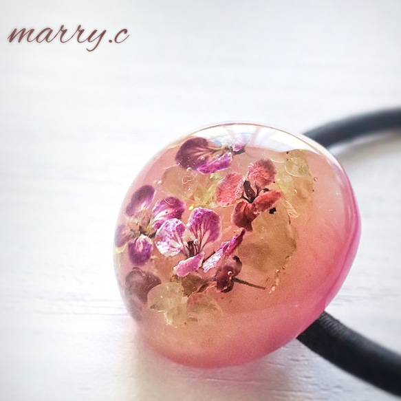 お花とペリドットのあめ玉ヘアゴム＊*。marry.c's handmadeaccessory 1枚目の画像