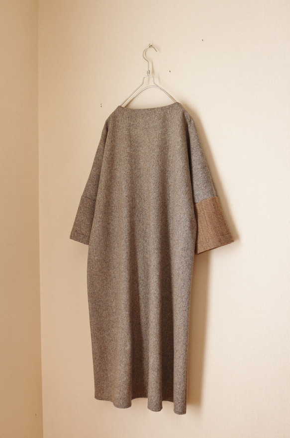 バイカラーのロングワンピース　ベージュ　ツイード×ヘリンボーン 7枚目の画像