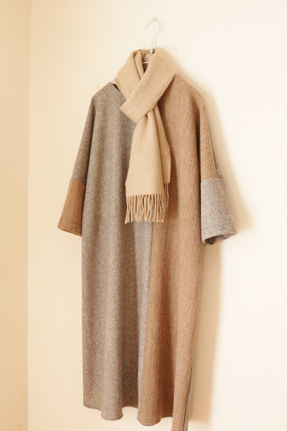 バイカラーのロングワンピース　ベージュ　ツイード×ヘリンボーン 1枚目の画像