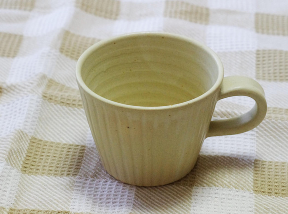 クリーム色のマグカップ(鎬) 4枚目の画像