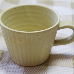 クリーム色のマグカップ(鎬) 2枚目の画像
