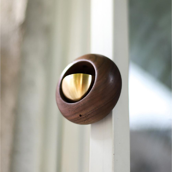 ドアベル ウォールナット 優しい音のドアチャイム 木製 真鍮 玄関 磁石 ホーム 店舗 10枚目の画像