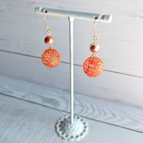 赤と金を織り交ぜた糸玉ピアス/イヤリング ピアス（フック