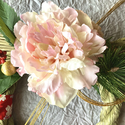 正月しめ飾り淡ピンク芍薬と金の水引 2枚目の画像