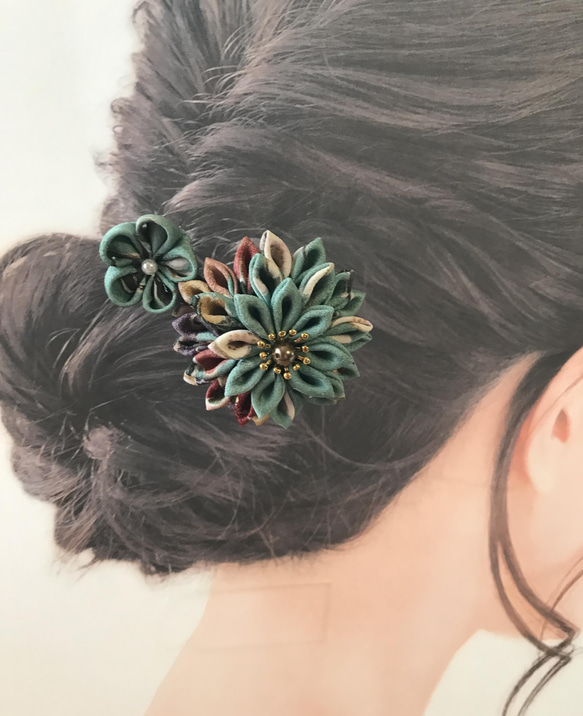 つまみ細工の２wayクリップ髪飾り　ブルー系大菊 4枚目の画像