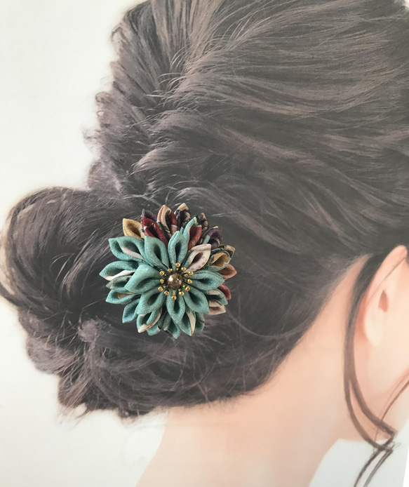 つまみ細工の２wayクリップ髪飾り　ブルー系大菊 1枚目の画像