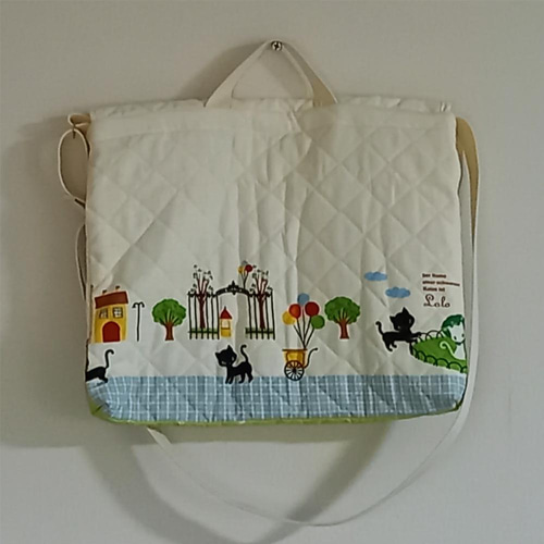 新作2022 表と裏で柄が違うネコ柄のフラップ付きレッスンバッグ 入園