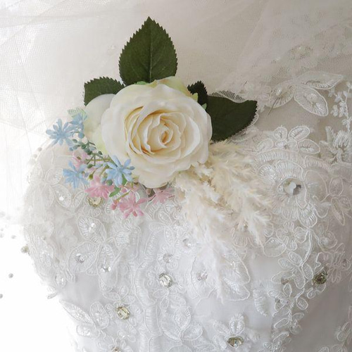 サムシングブルー白グリーンクラッチブーケウエディング結婚式前