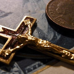 フランス ヴィンテージ デッドストック マロン エマイユ 真鍮 クロス 2個 キリスト 十字架 チャーム 8枚目の画像