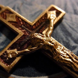 フランス ヴィンテージ デッドストック マロン エマイユ 真鍮 クロス 2個 キリスト 十字架 チャーム 4枚目の画像
