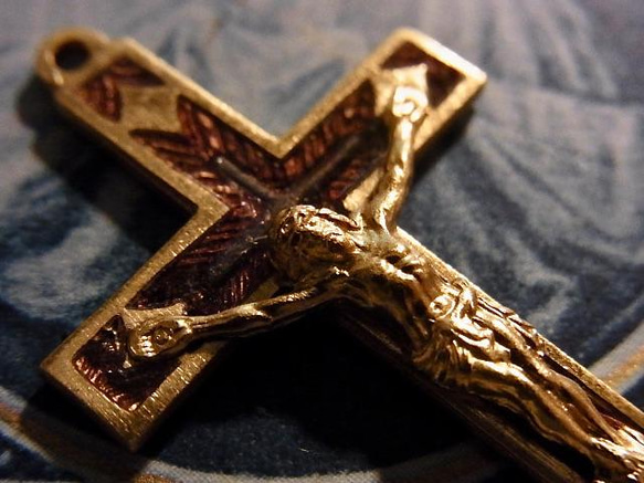 フランス ヴィンテージ デッドストック マロン エマイユ 真鍮 クロス 2個 キリスト 十字架 チャーム 4枚目の画像