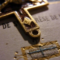フランス ヴィンテージ デッドストック マロン エマイユ 真鍮 クロス 2個 キリスト 十字架 チャーム 7枚目の画像
