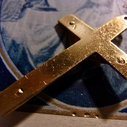 フランス ヴィンテージ デッドストック マロン エマイユ 真鍮 クロス 2個 キリスト 十字架 チャーム 3枚目の画像