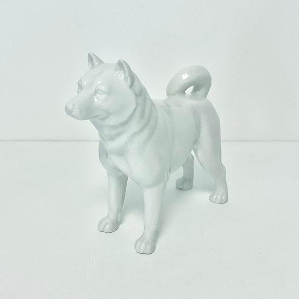 白磁の秋田犬(芝犬) 2枚目の画像