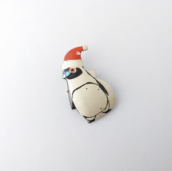 サンタ・ケープペンギン 漆ブローチ 2枚目の画像
