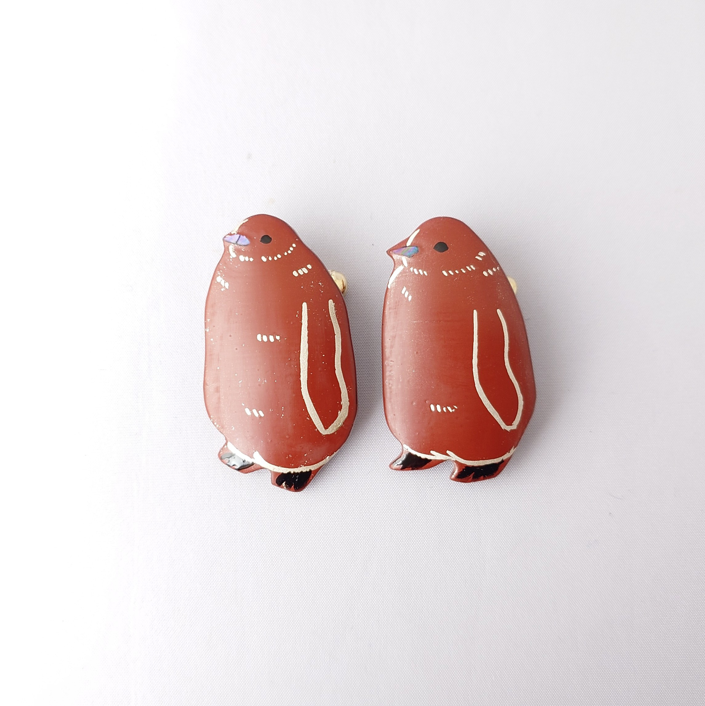 王様ペンギンひな 漆ブローチ