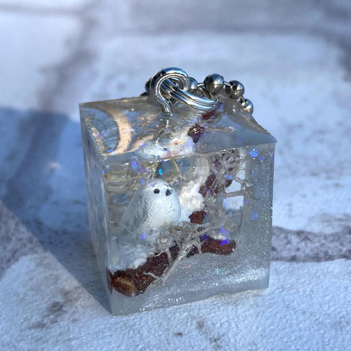 氷のキューブに閉じ込めた 冬の森とシマエナガのキーホルダー 氷のキューブに閉じ込めた 冬の森とシマエナガのキーホルダー