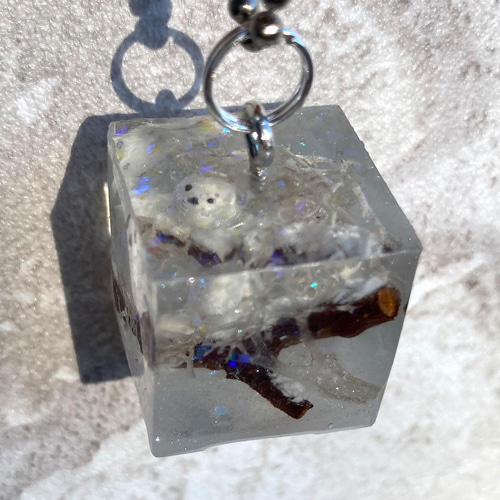氷のキューブに閉じ込めた 冬の森とシマエナガのキーホルダー 氷のキューブに閉じ込めた 冬の森とシマエナガのキーホルダー