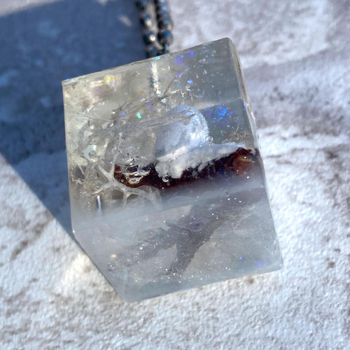 氷のキューブに閉じ込めた 冬の森とシマエナガのキーホルダー 氷のキューブに閉じ込めた 冬の森とシマエナガのキーホルダー