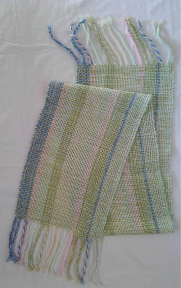 パステルカラーの手織りマフラー（グリーン系） 3枚目の画像