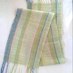 パステルカラーの手織りマフラー（グリーン系） 2枚目の画像