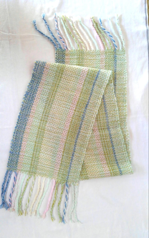 パステルカラーの手織りマフラー（グリーン系） 2枚目の画像