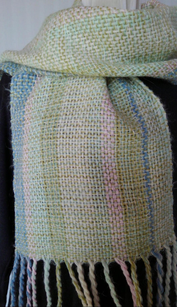 パステルカラーの手織りマフラー（グリーン系） 5枚目の画像