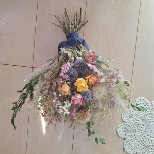 40cmバラと瑠璃玉アザミのナチュラルドライフラワースワッグ 花束