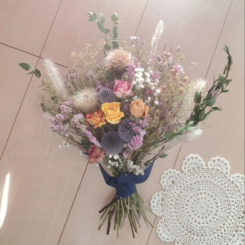 40cmバラと瑠璃玉アザミのナチュラルドライフラワースワッグ 花束